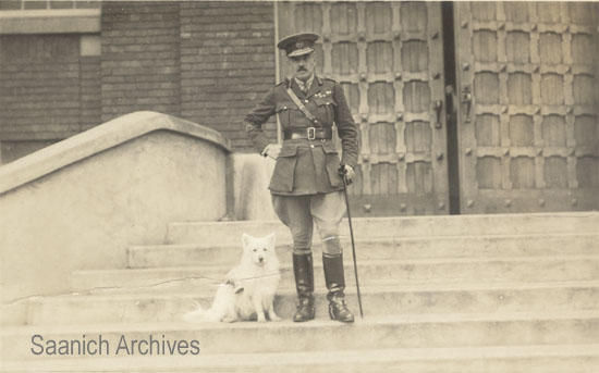 Muggins und Major General Robert Gilmour Edwards Leckie, Bay Street Armoury, Victoria (ca. 1918/19)