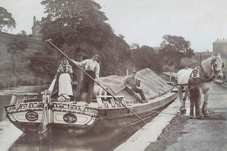 Eine Barge aus dem 19. Jahrhundert mit Pferd