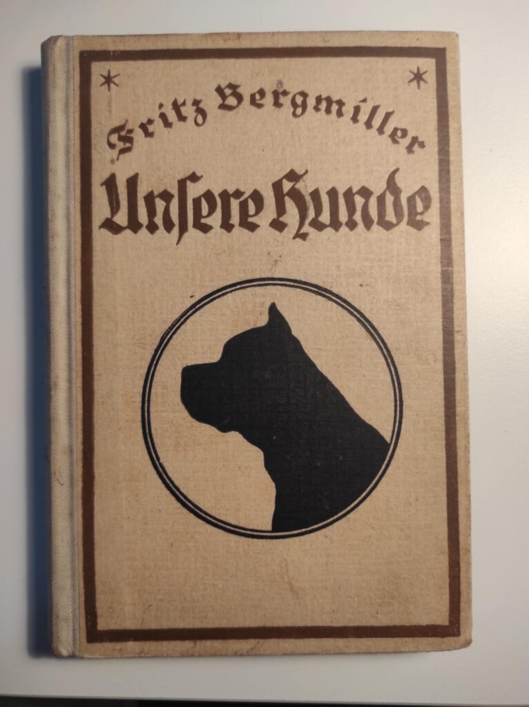 Buchcover von 'Unsere Hunde' von Fritz Bergmiller mit dem stilisierten Profil eines Hundes und dekorativer Schrift. Von 1922