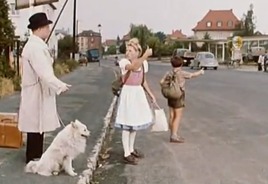 Filmszene Vater sein dagegen sehr, Heinz Rühmann, Kinder und weißer Großspitz 