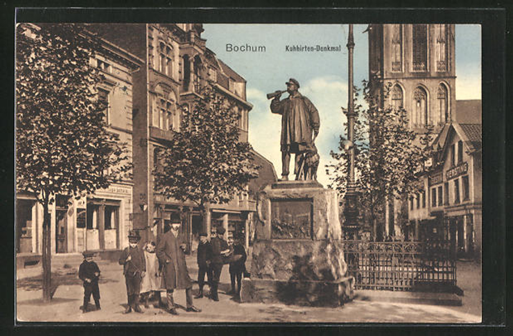 Passanten am Kuhhirten-Denkmal, Ansichtskarte aus 1915